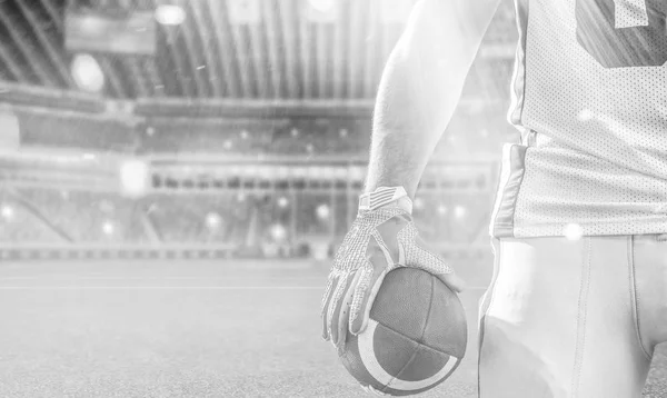 Closeup Jogador de Futebol Americano isolado no grande estádio moderno — Fotografia de Stock