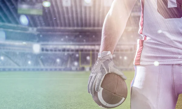 Closeup Jogador de Futebol Americano isolado no grande estádio moderno — Fotografia de Stock