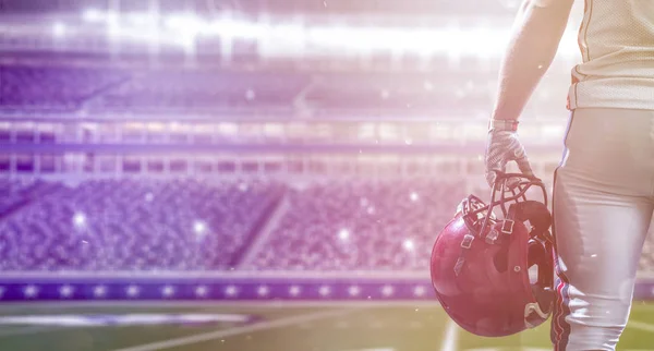 Closeup büyük modern stadyum üzerinde izole Amerikan futbolu oyuncusu — Stok fotoğraf