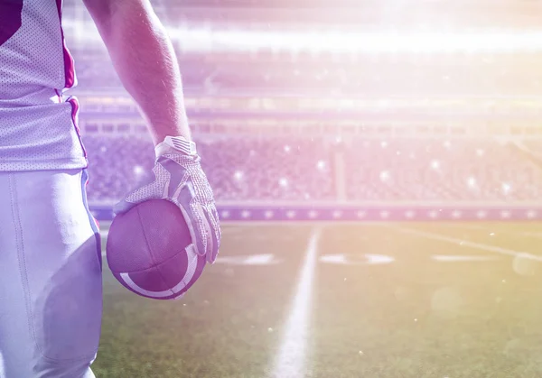 Closeup Jogador de Futebol Americano isolado no grande estádio moderno — Fotografia de Stock