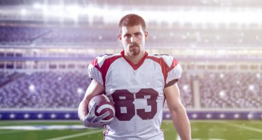 Amerikan futbolu oyuncusu büyük modern stadyum sahada izole