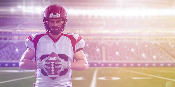 American Football-speler geïsoleerd op grote moderne stadion veld — Stockfoto