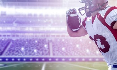 Amerikan futbolu oyuncusu fırlatma topu