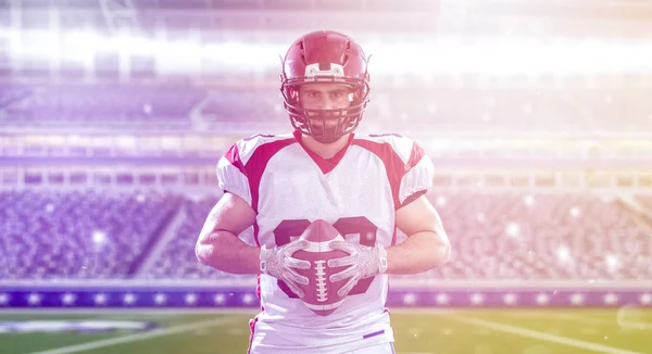 American Football-speler geïsoleerd op grote moderne stadion veld — Stockfoto