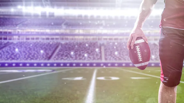 Closeup Jogador de Futebol Americano isolado no grande estádio moderno — Fotografia de Stock