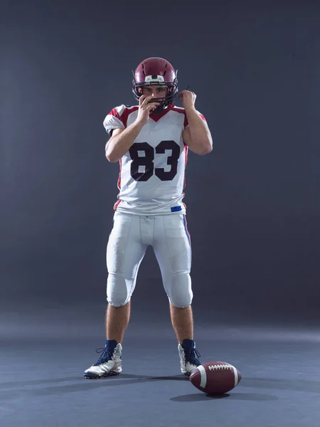 American Football-speler geïsoleerd op grijs — Stockfoto