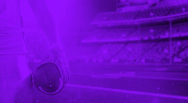 ikili arenasında Amerikan futbolu oyuncusu geceleri tonda.