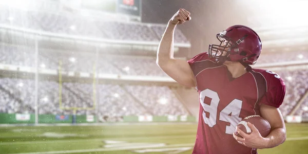 Jogador de futebol americano comemorando touchdown — Fotografia de Stock