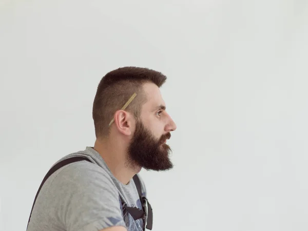 Retrato Hipster Barbudo Faz Tudo Com Caneta Atrás Orelha Isolada — Fotografia de Stock