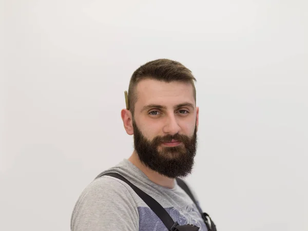 Retrato Hipster Barbudo Faz Tudo Com Caneta Atrás Orelha Isolada — Fotografia de Stock