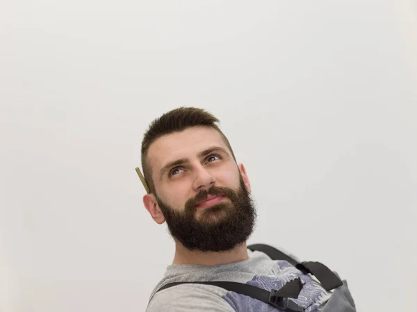 Portret Van Bebaarde Hipster Klusjesman Met Pen Achter Oor Geïsoleerd — Stockfoto