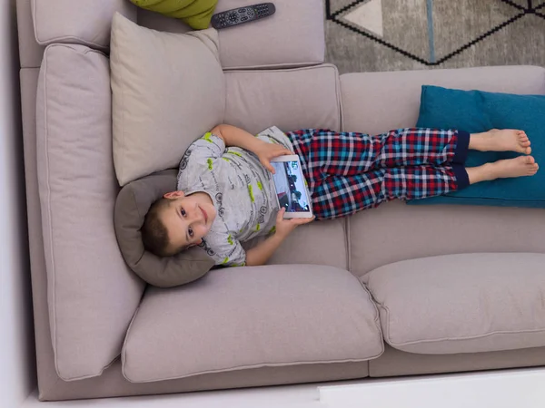 Vista Superior Niño Pequeño Jugando Videojuegos Computadora Tableta Casa — Foto de Stock