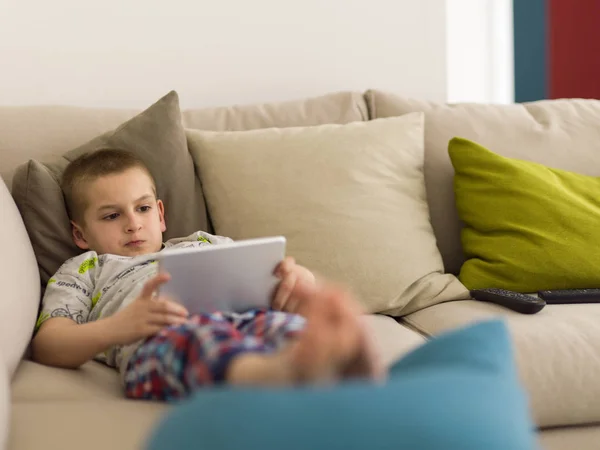 小男孩玩电子游戏在平板电脑在家里 — 图库照片