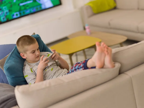 Mały Chłopiec Grając Gry Wideo Smartfonie Domu — Zdjęcie stockowe