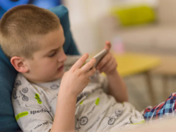 Liten Pojke Spela Videospel Smartphone Hemma — Stockfoto