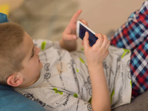 Menino Jogando Jogos Vídeo Smartphone Casa — Fotografia de Stock