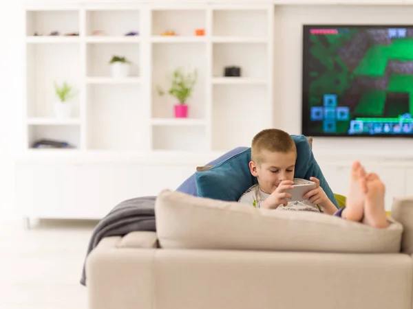 Kisfiú Videojátékok Okostelefon Otthon — Stock Fotó
