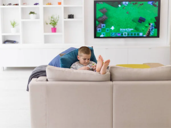 Kleiner Junge Spielt Hause Videospiele Auf Dem Smartphone — Stockfoto