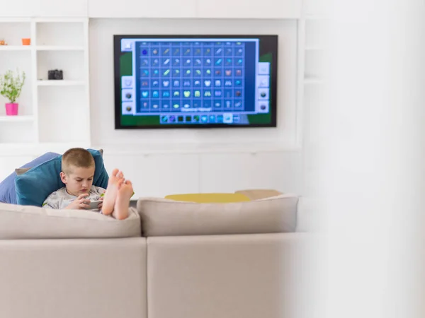 Mały Chłopiec Grając Gry Wideo Smartfonie Domu — Zdjęcie stockowe
