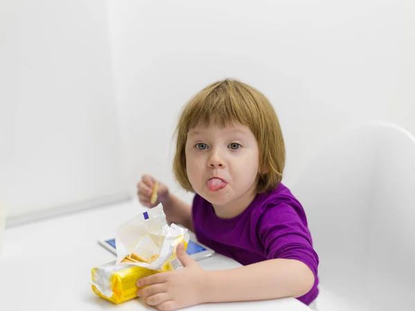 Menina Bonito Comer Biscoito Jogar Jogos Computador Tablet Casa — Fotografia de Stock