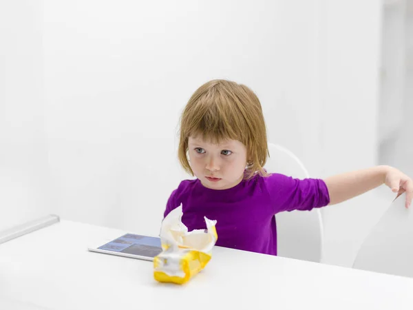 Süßes Kleines Mädchen Isst Einen Keks Während Hause Spiele Auf — Stockfoto
