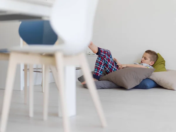 Mały Chłopiec Grając Gry Wideo Komputer Typu Tablet Domu — Zdjęcie stockowe