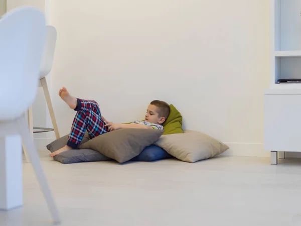 Niño Jugando Videojuegos Tableta Casa — Foto de Stock