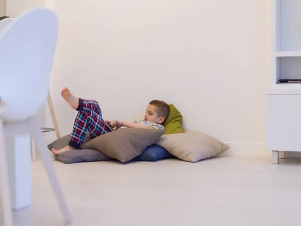Маленький Мальчик Играет Видеоигры Планшетном Компьютере Дома — стоковое фото