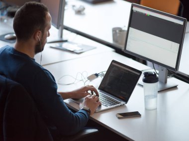 Genç Girişimci Serbest Çalışma Alanında Dizüstü bilgisayar Kullanarak Çalışıyor