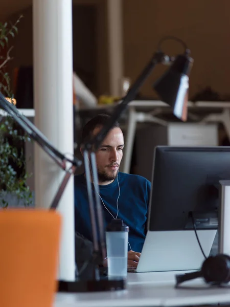 Jovem Empreendedor Freelancer Trabalhando Usando Laptop Espaço Coworking — Fotografia de Stock