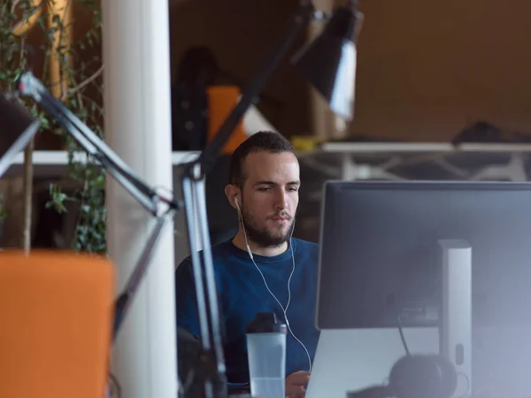 Jonge Ondernemer Freelancer Werkt Met Behulp Van Een Laptop Coworking — Stockfoto