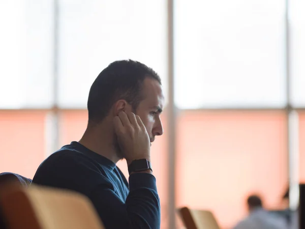 Jeune Homme Affaires Écoutant Musique Sur Écouteurs Bureau Démarrage Moderne — Photo