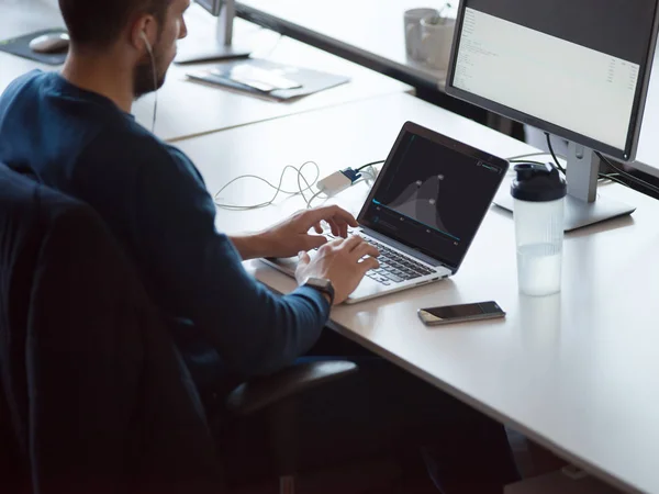 Joven Emprendedor Freelancer Trabajando Con Ordenador Portátil Espacio Coworking —  Fotos de Stock