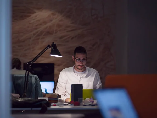Jovem Empreendedor Freelancer Trabalhando Usando Laptop Espaço Coworking — Fotografia de Stock