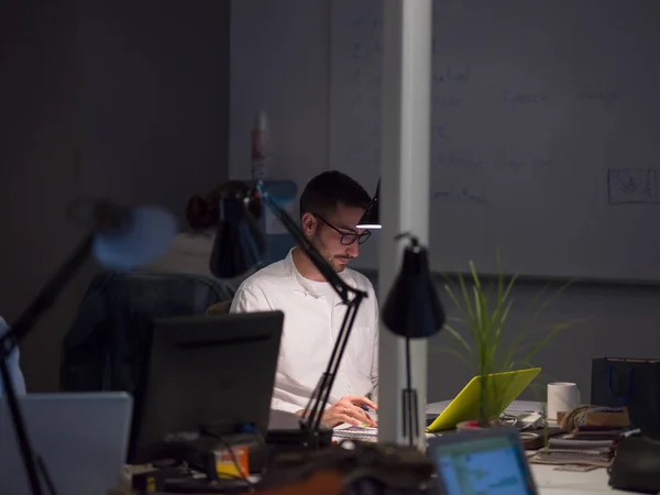 Giovane Imprenditore Freelancer Che Lavora Utilizzando Computer Portatile Nello Spazio — Foto Stock