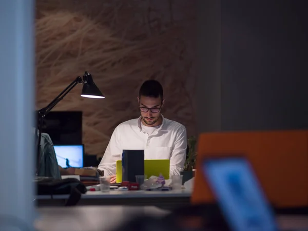 Jonge Ondernemer Freelancer Werkt Met Behulp Van Een Laptop Coworking — Stockfoto