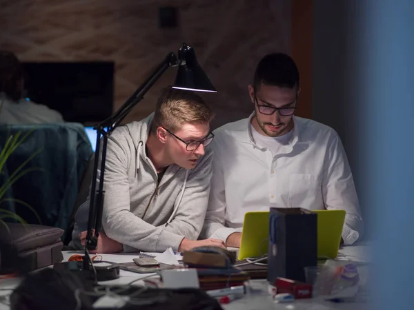 Fiatal Tervezők Egy Projekten Dolgoznak Éjszakai Startup Irodában Modern Technológiával — Stock Fotó