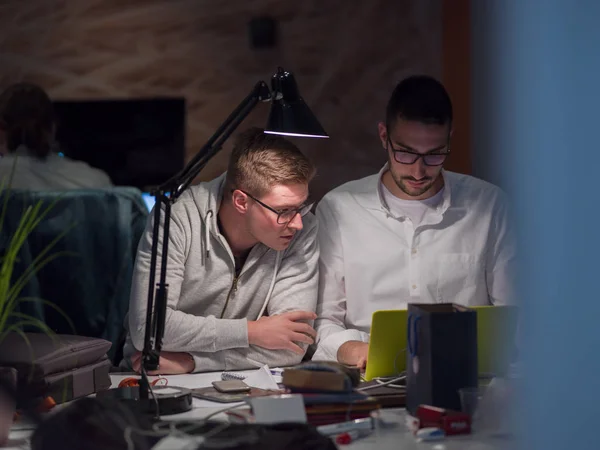 Νέοι Σχεδιαστές Που Εργάζονται Ένα Νέο Έργο Στο Γραφείο Νυχτερινής — Φωτογραφία Αρχείου