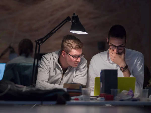 Jeunes Designers Travaillant Sur Nouveau Projet Dans Bureau Démarrage Nuit — Photo