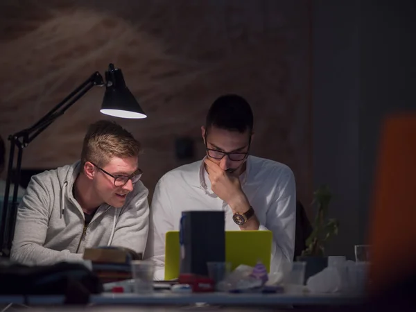 Junge Designer Arbeiten Nächtlichen Startup Büro Einem Neuen Projekt Mit — Stockfoto