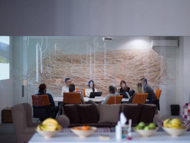 Girişim işi, genç yaratıcı insanlar grup ofis içi toplantılarında beyin fırtınası yapıyorlar ve fikir planları ve projeleri not etmek için dizüstü bilgisayar kullanıyorlar.