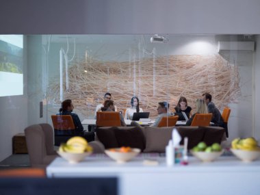 Girişim işi, genç yaratıcı insanlar grup ofis içi toplantılarında beyin fırtınası yapıyorlar ve fikir planları ve projeleri not etmek için dizüstü bilgisayar kullanıyorlar.