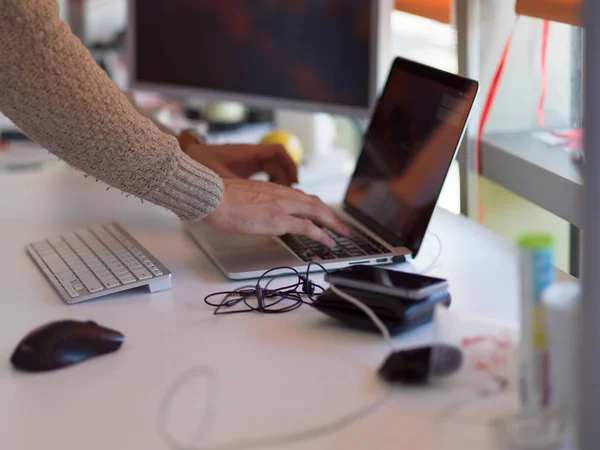 Freelancer Jovem Empreendedor Trabalhando Usando Laptop Espaço Trabalho — Fotografia de Stock