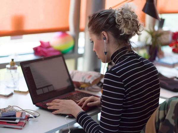 Young Female Entrepreneur Freelancer Munka Laptop Használatával Coworking Space — Stock Fotó