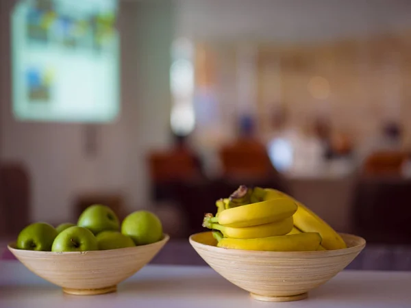 Dos Tazones Con Bananos Manzanas Oficina Puesta Marcha —  Fotos de Stock