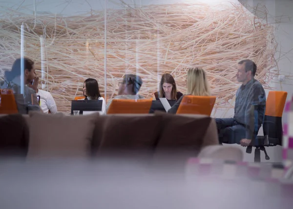 Startup Business Mladí Kreativní Lidé Skupina Brainstorming Setkání Interiéru Kanceláře — Stock fotografie