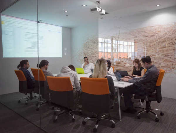 스타트업 창의적 사람들은 사무실 인테리어에서 만나고 노트북 컴퓨터를 사용하여 아이디어 — 스톡 사진
