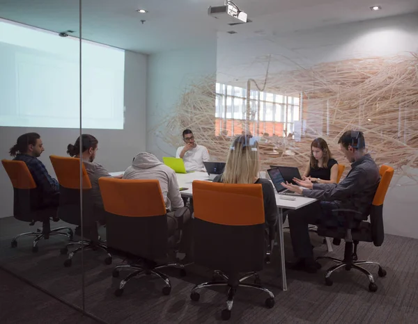 Negócio Inicialização Jovens Criativos Grupo Brainstorming Reunião Interior Escritório Usando — Fotografia de Stock