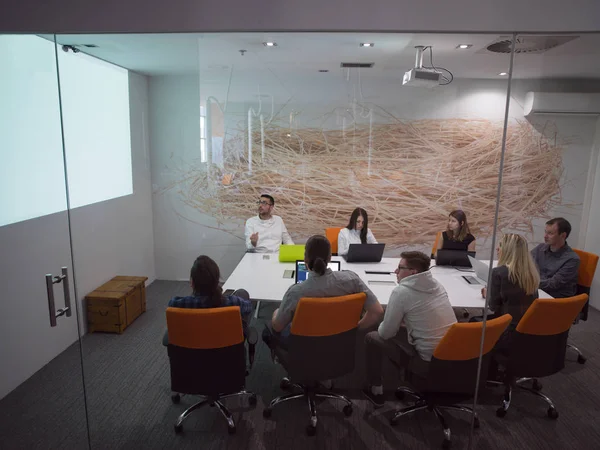 Inicio Negocio Jóvenes Creativos Grupo Lluvia Ideas Sobre Reunión Interior — Foto de Stock