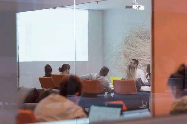 스타트업 창의적 사람들은 사무실 인테리어에서 만나고 노트북 컴퓨터를 사용하여 아이디어 — 스톡 사진